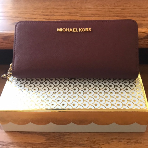 Michael Kors Handbags - Michael Kors Leather Wristlet Wallet